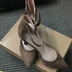 Womens Sz 7.5 Tan Stiletto Heels